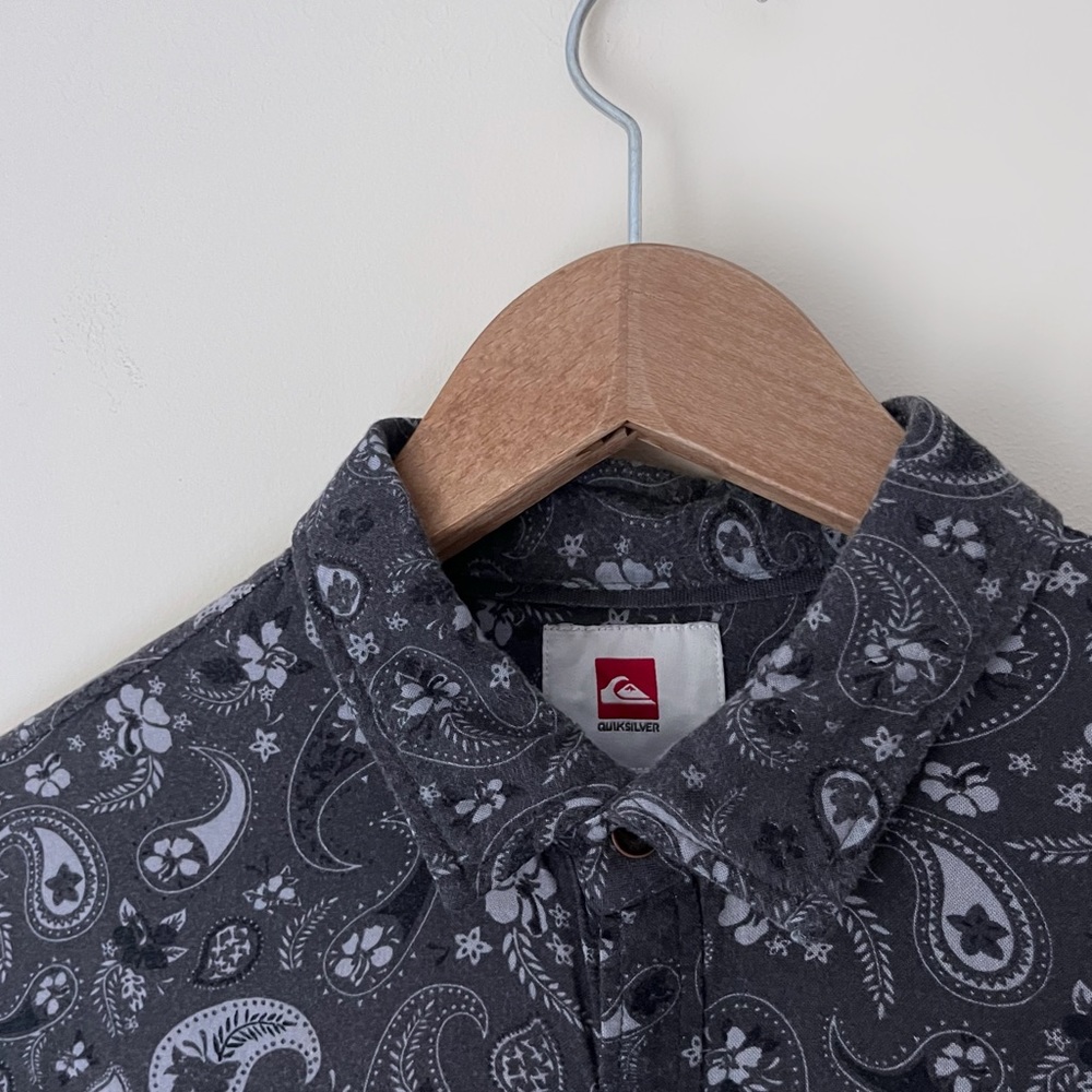 Quicksilver Paisley Button up Short Sleeve Shirt, Size Small - Picture 3 of 7